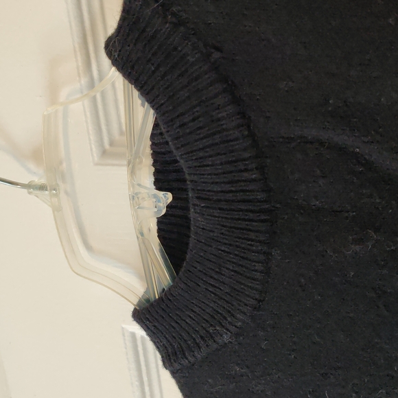 Cropped high low black asymmetric sweater - Picture 2 of 4